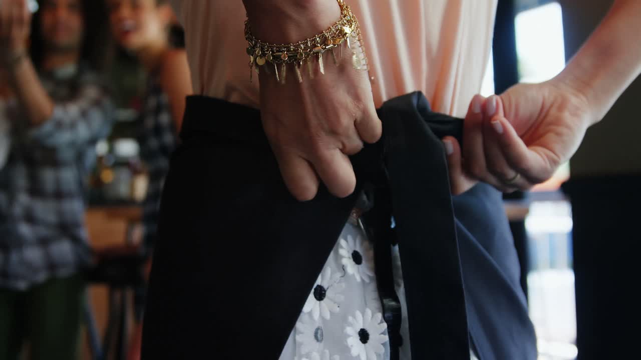 레스토랑에서 아프론을 입은 웨이트리스