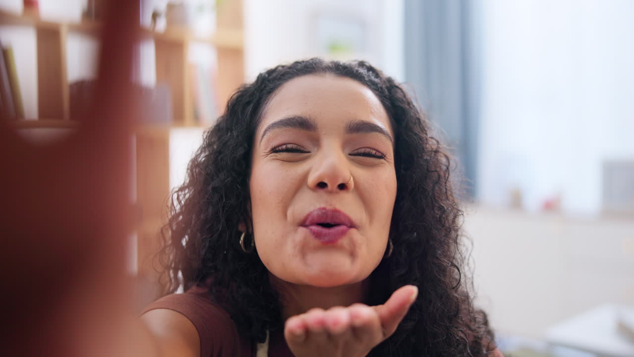 mujer riendo y besándose en selfie