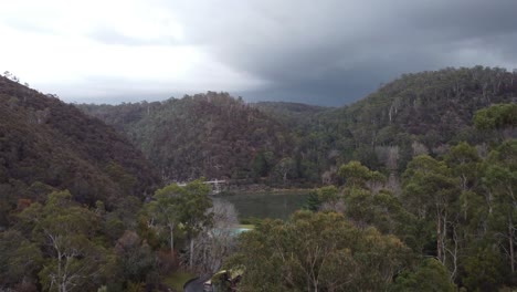 drone ascending in an australian national park revealing a gorge and a lake