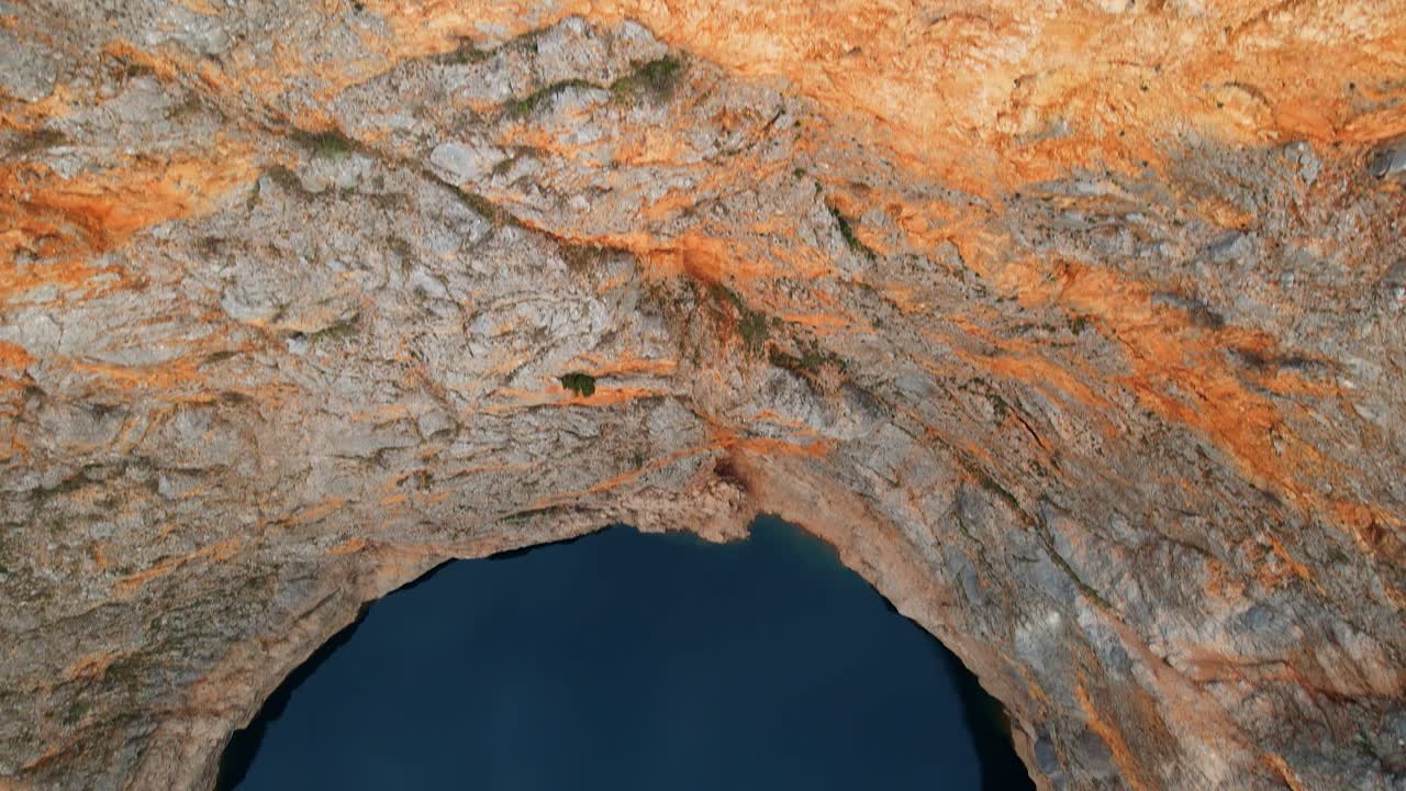 유럽에서 가장 큰 싱크홀인 레드 레이크 가장자리의 저공비행