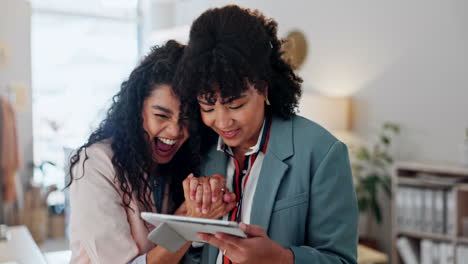 Mujeres,-Tabletas-Y-Celebración-Empresarial-Para-El-éxito.