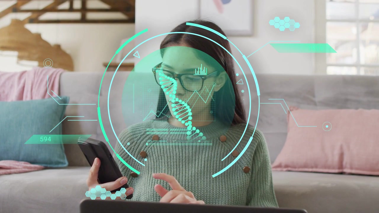 Mujer adulta tocando el smartphone mientras usa el portátil en el sofá, activando una interfaz de realidad aumentada (HUD) de salud con hélice de ADN