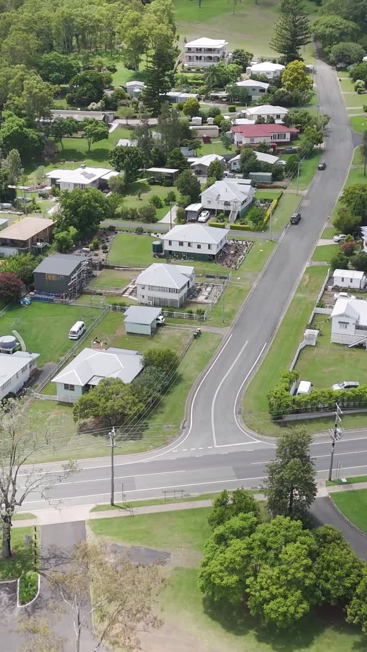 sobrevuelo aéreo de casas, calles y campos deportivos