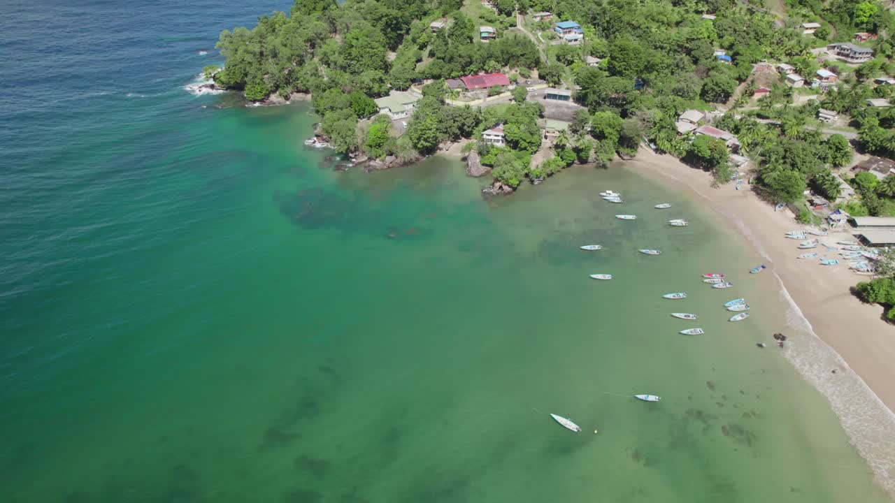 Una ripresa aerea della spiaggia di Las Cuevas sull'isola di Trinidad nei Caraibi