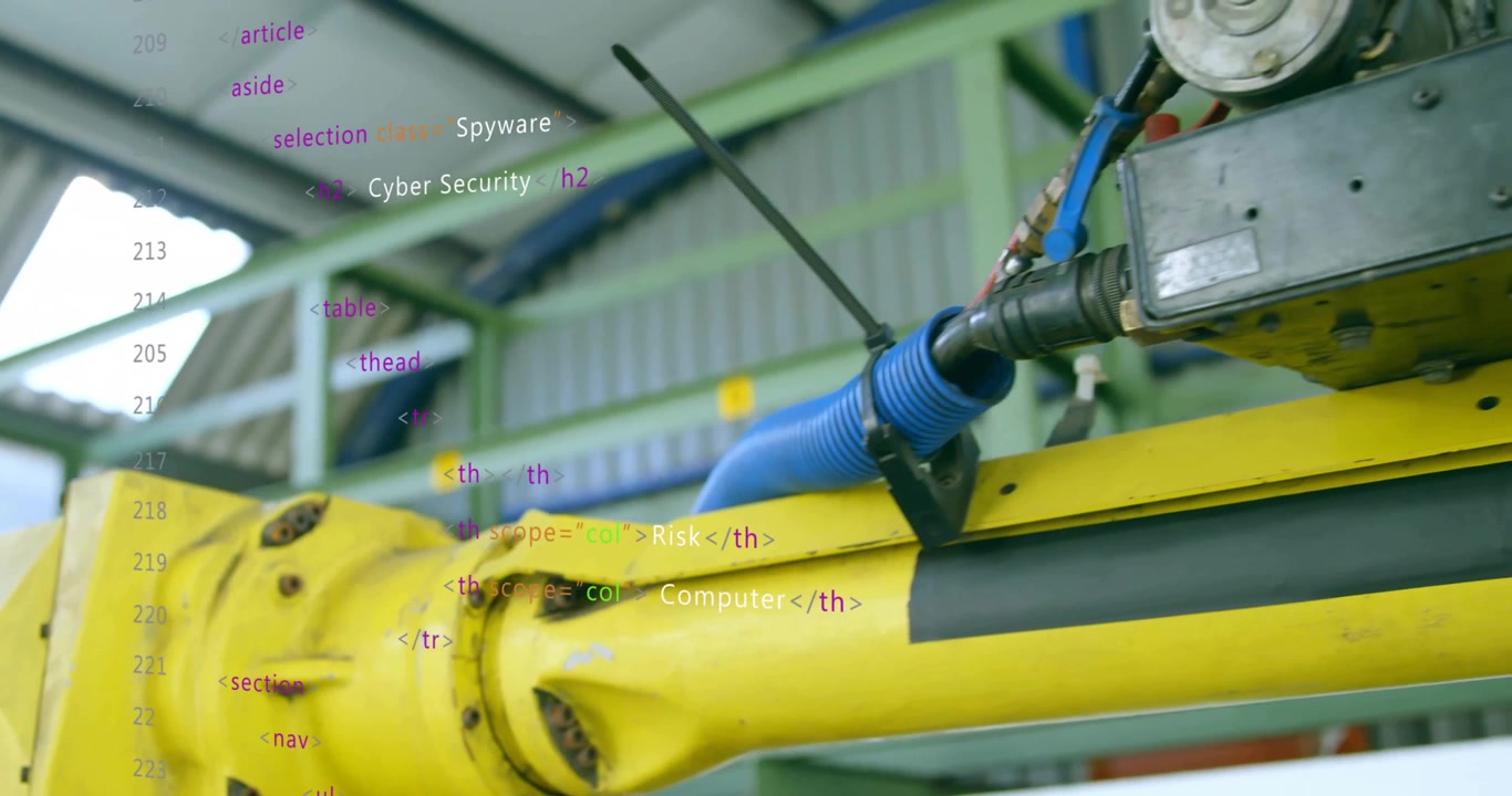 Animazione di codice informatico su un braccio robotico industriale in un ambiente di fabbrica.