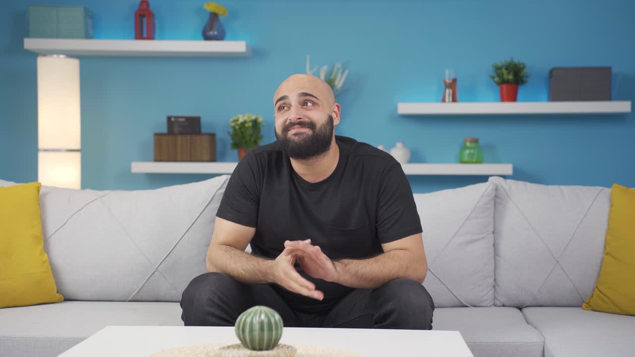 el hombre enamorado se siente feliz.