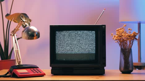 tv retro, televisión vintage en una configuración nostálgica, una tv retro muestra grano en la pantalla, dispositivo aterrador de la noche de halloween bueno para la llave de croma y la pantalla verde. imágenes de alta calidad 4k