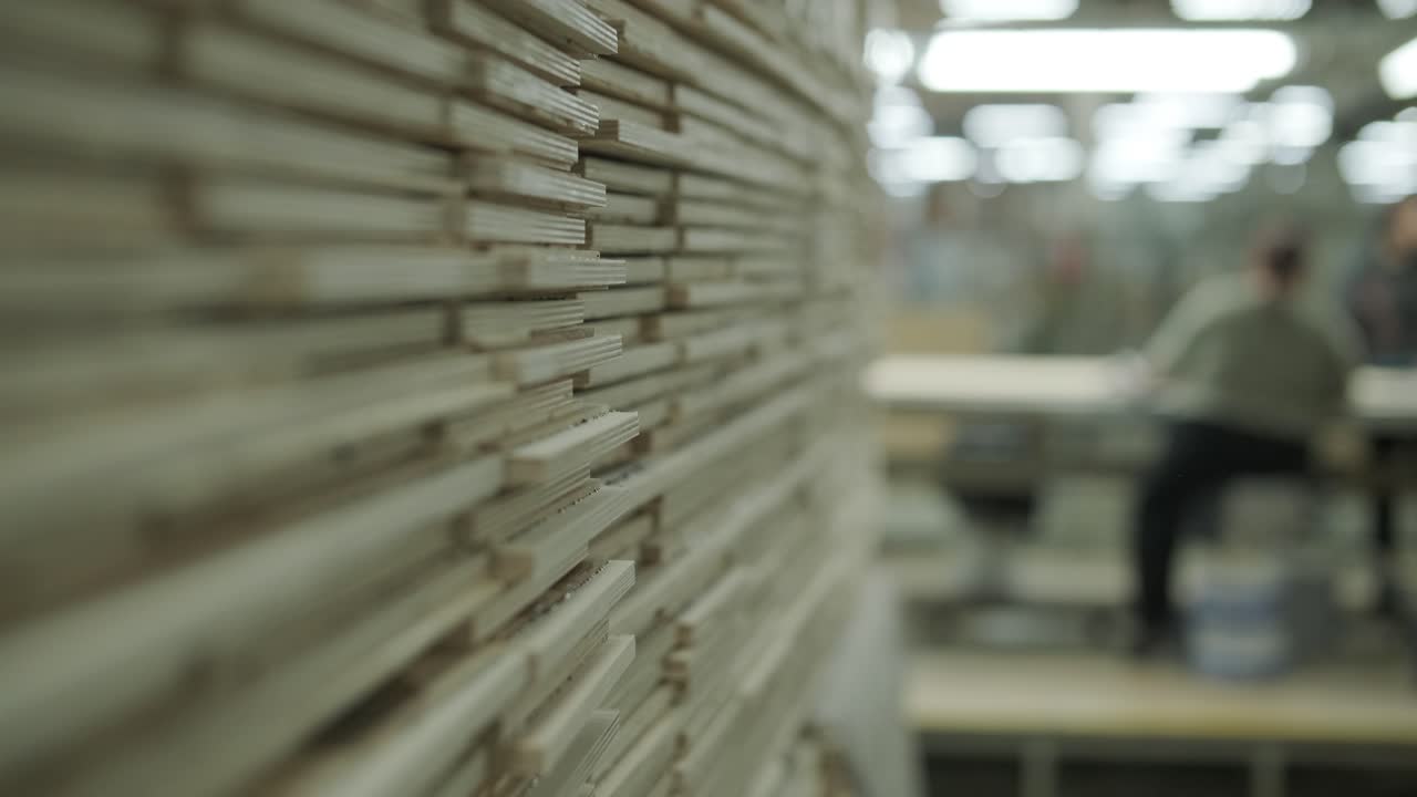 Primo piano di fogli di compensato impilati in un'officina