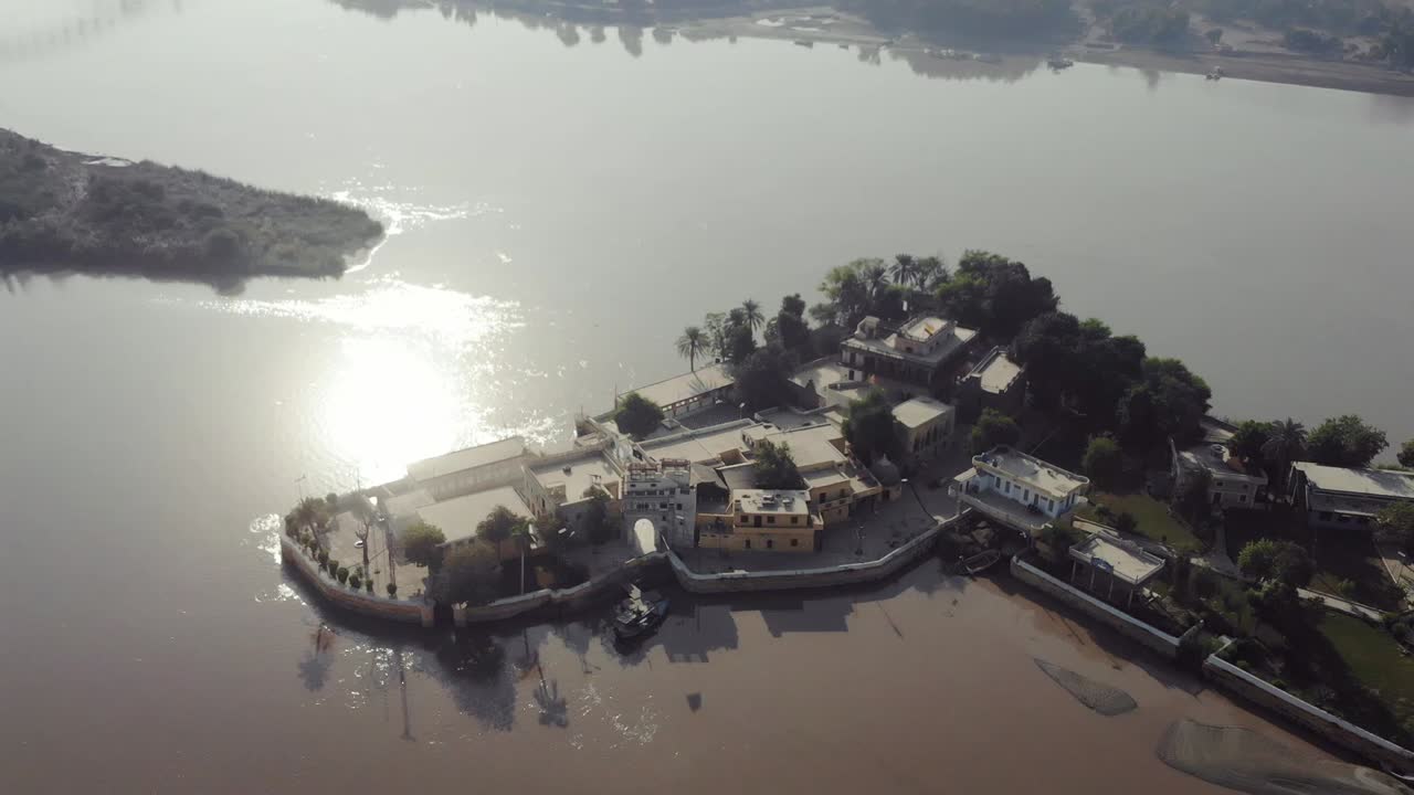 Veduta aerea del Tempio dell'Isola di Sadh Belo sul fiume Indo in Pakistan.