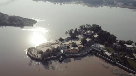 vista aérea del templo de la isla sadh belo en el río indo en pakistán
