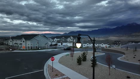 Dramatische-Luftsequenz-Nach-Sonnenuntergang-Mit-Filmischer-Bewegung-Am-Bahnhof-Bringhurst-In-Bluffdale,-Utah