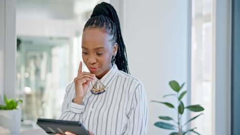 Mujer-De-Negocios,-Tableta-Y-Pensamiento-En-La-Oficina