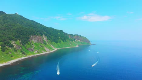 Vista-Costera-De-La-Península-De-Shiretoko-Con-Barcos-De-Pesca