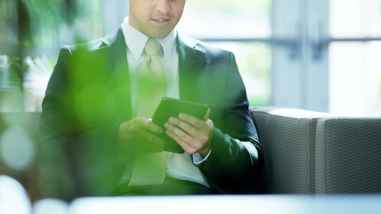 태블릿 기술을 사용하는 남성 백인 비즈니스 매니저의 초상화