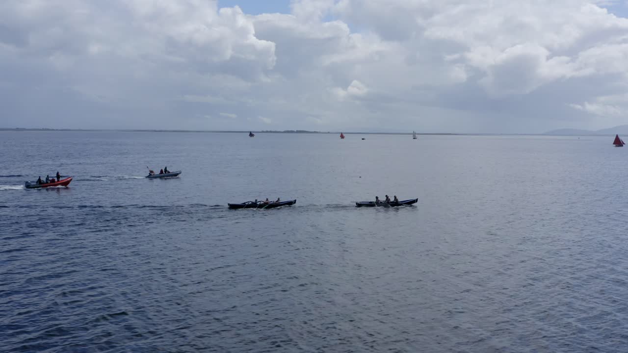 드론은 개방된 바다를 통해 경주하는 커라크 보트를  ⁇ 에서  ⁇ 으로 추적합니다.