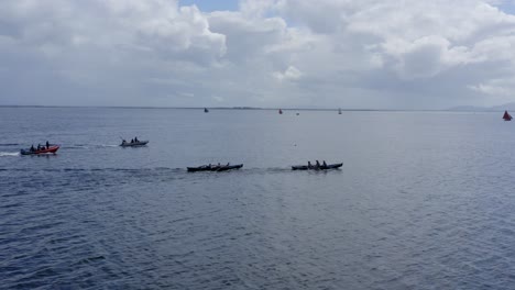 Drohnenverfolgung-Von-Currach-Booten,-Die-Durch-Das-Offene-Meer-Rasen,-Von-Seite-Zu-Seite