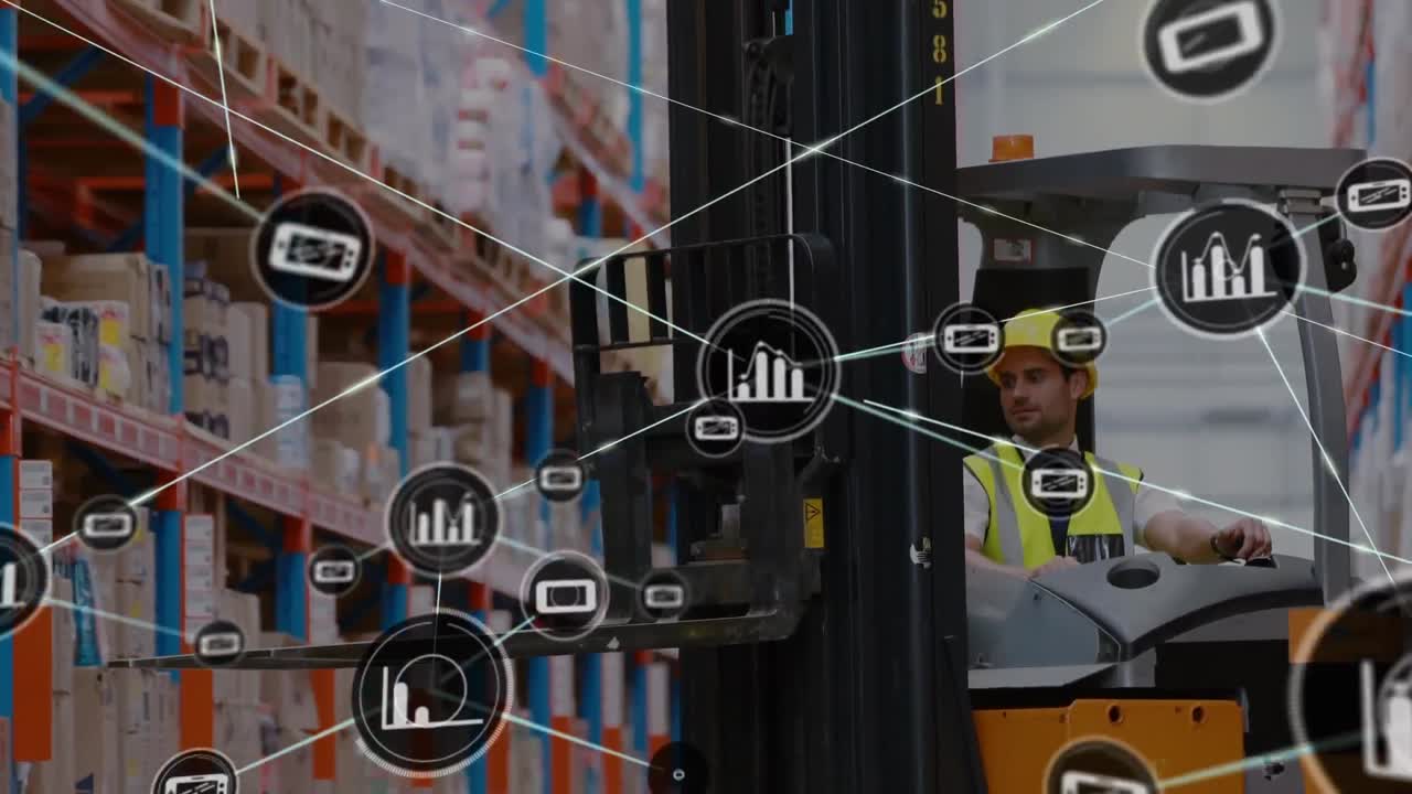 animación de una red de iconos digitales sobre un trabajador caucásico que opera una carretilla elevadora en un almacén