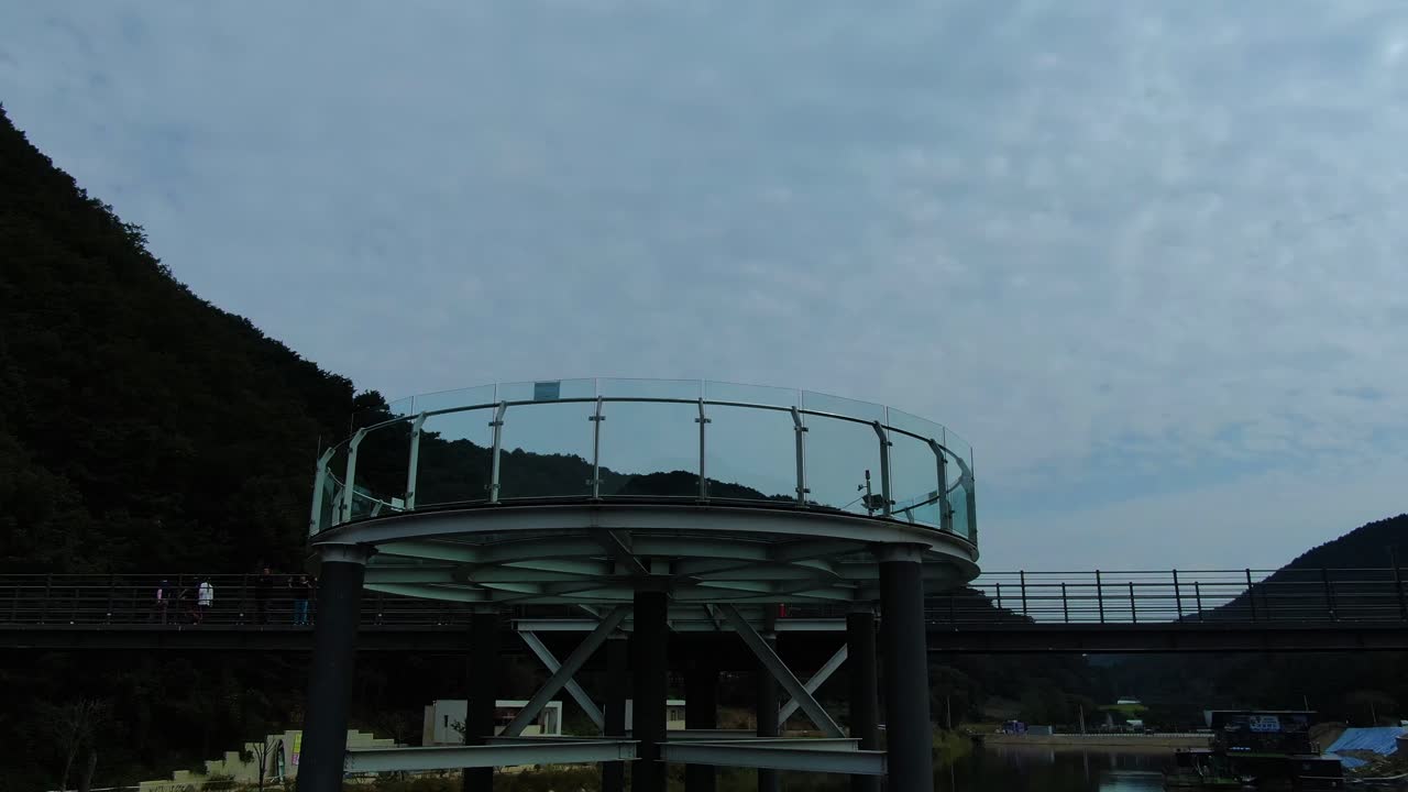 작은 강이 잘 보이는 스카이워크