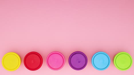 rondas coloridas parpadeando sobre un fondo rosado - movimiento de parada