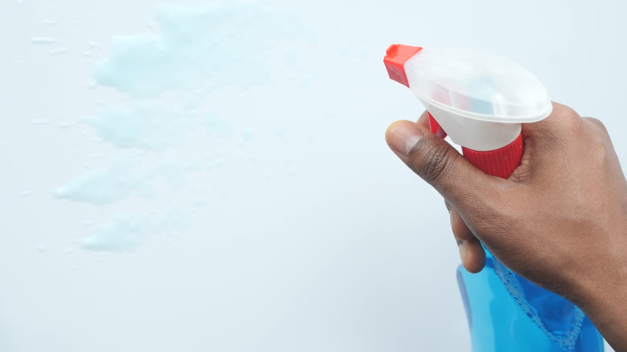 스프레이 병으로 표면을 청소하는 것