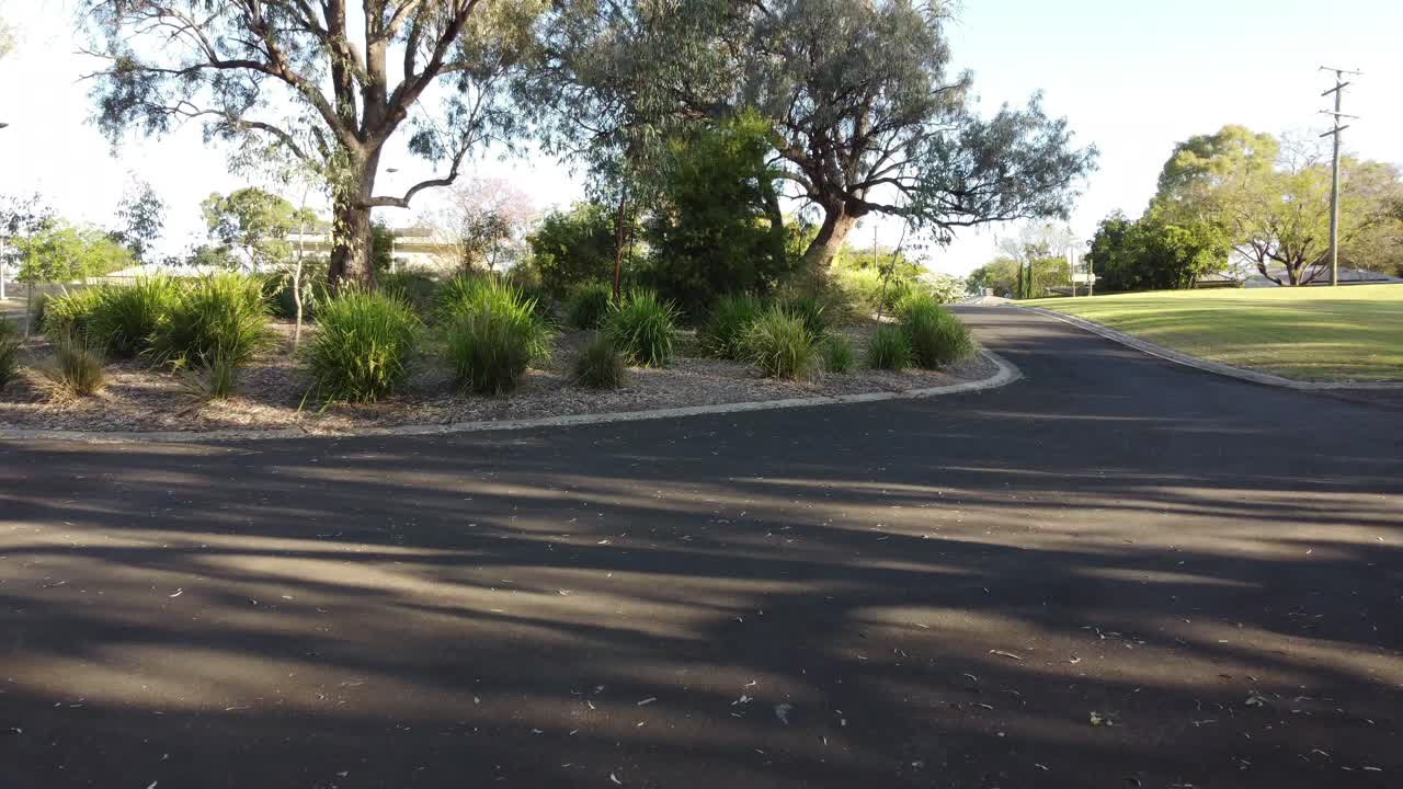 무인기 가 봉쇄 된 도로 위 에 있는 공원 에서 낮게 날고 있다