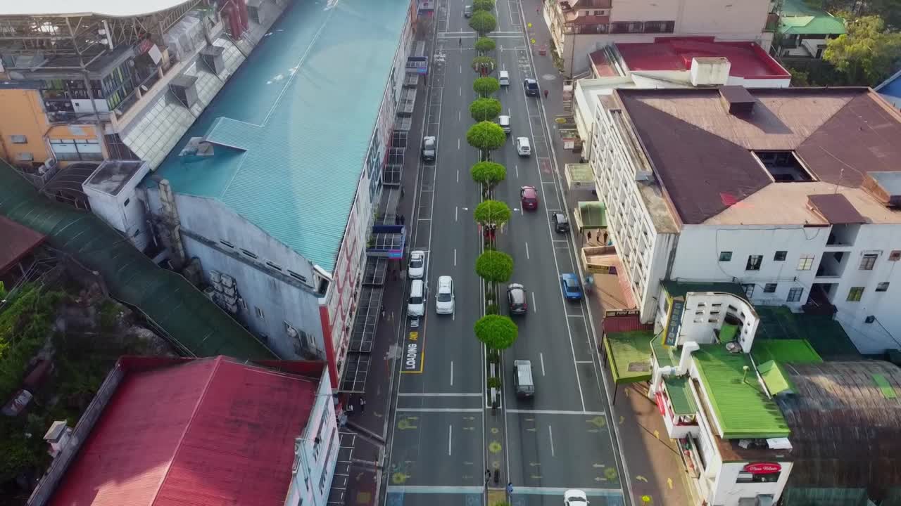 도로에서 운전하는 자동차의 드론 샷 보기