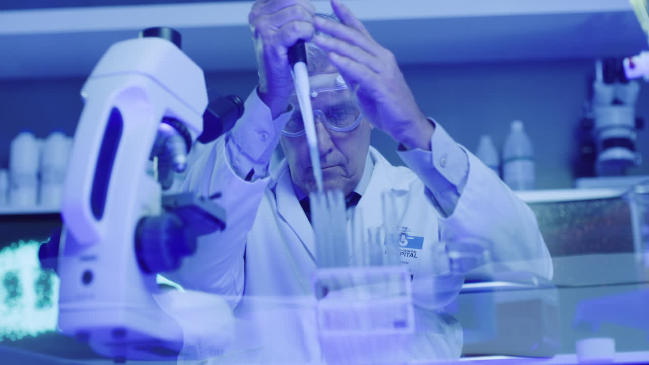 científico de laboratorio maduro que utiliza el gotero