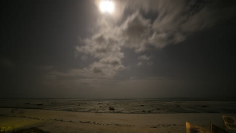 Lapso-De-Estrellas-Grandes-Nubes-Y-La-Luna-En-La-Marea-De-La-Tarde-Ventosa-Saliendo-De-Jambiani-Tanzania