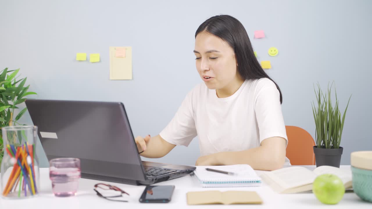 이 소식에 놀랐고 행복한 여학생.