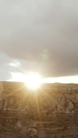 el atardecer sobre el valle de capadocia
