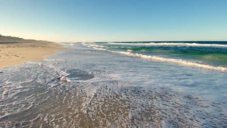 Hermoso-Día-Soleado-En-Una-Tranquila-Playa-Prístina-Con-Cielos-Azules-En-Carolina-Del-Norte-En-Los-Bancos-Exteriores-En-Nags-Head-Durante-El-Comienzo-Del-Verano