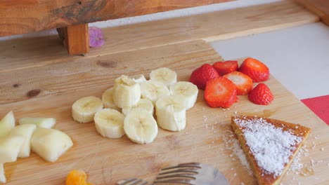 descripción general de las frutas cortadas en una tabla mientras se prepara la comida durante el brunch