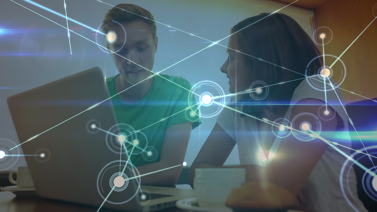 animación del procesamiento de datos financieros sobre dos personas de negocios en la oficina