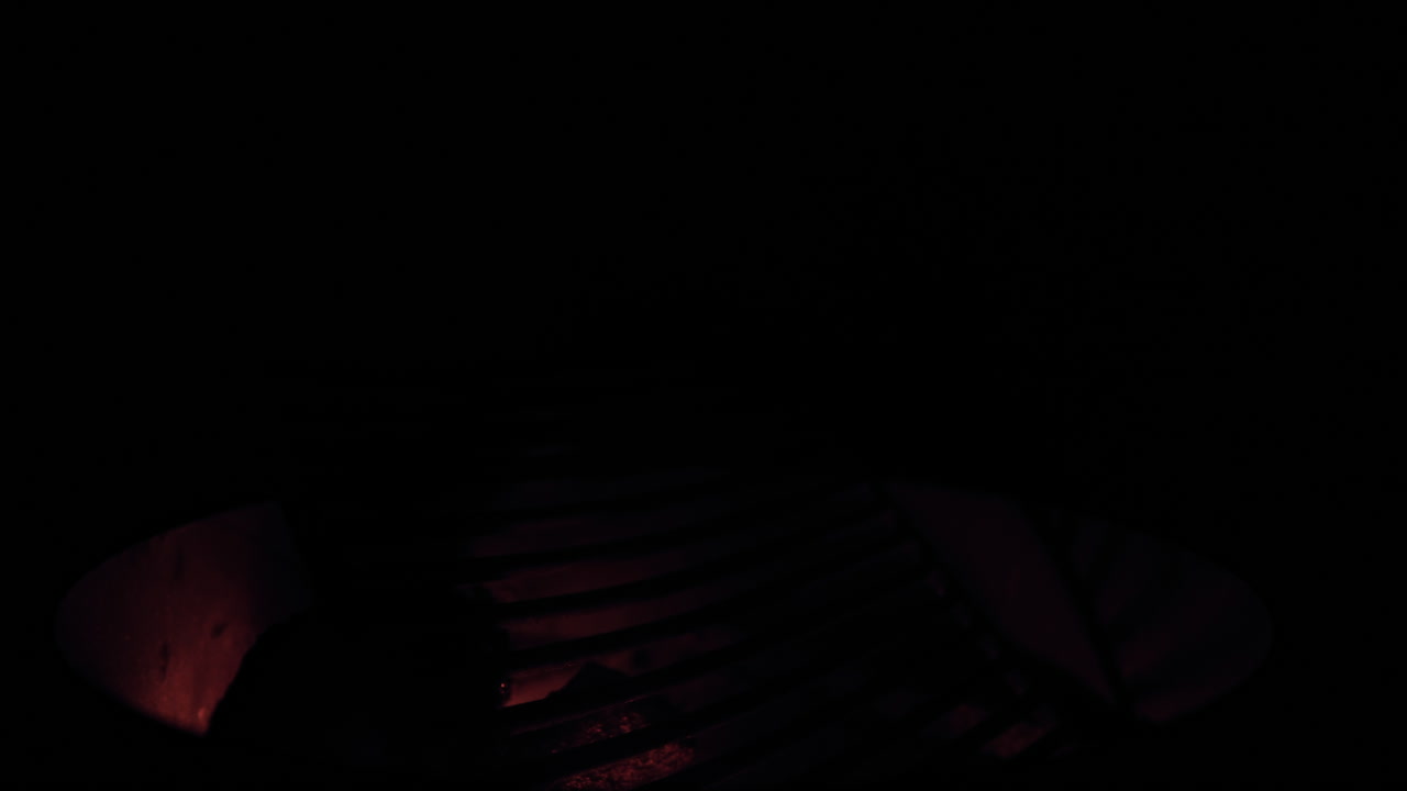 imágenes portátiles de 4k de una fogata en las montañas de california