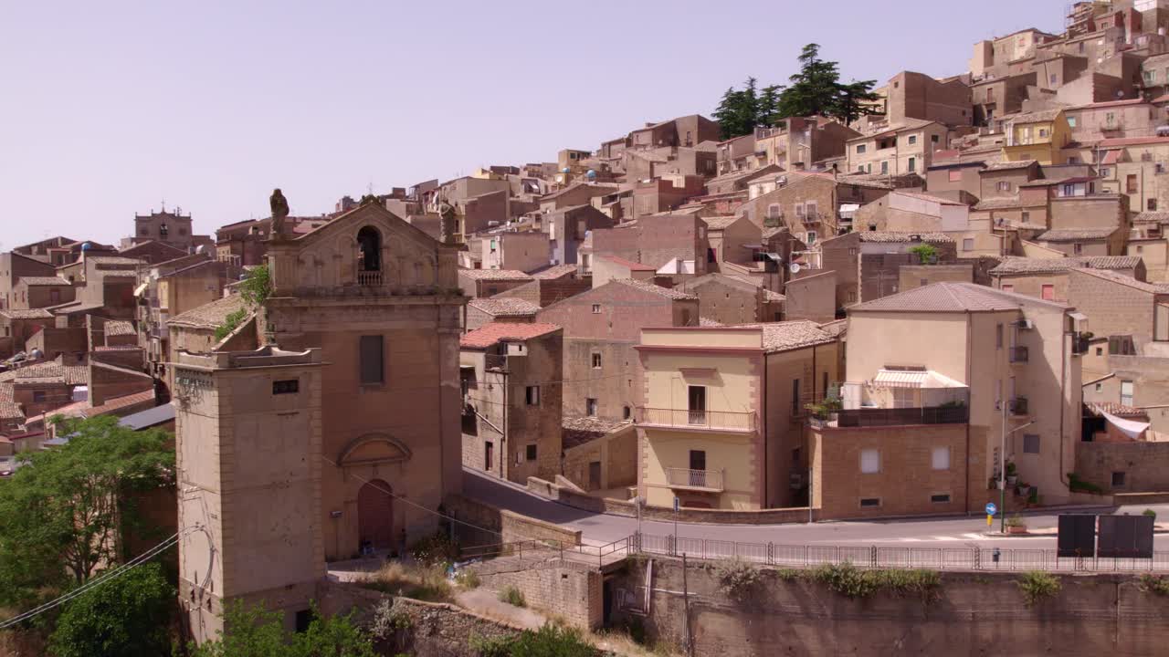 Veduta aerea di Calascibetta, una città in provincia di Enna, Sicilia, Italia
