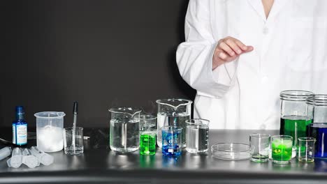 experimento científico con líquidos de colores