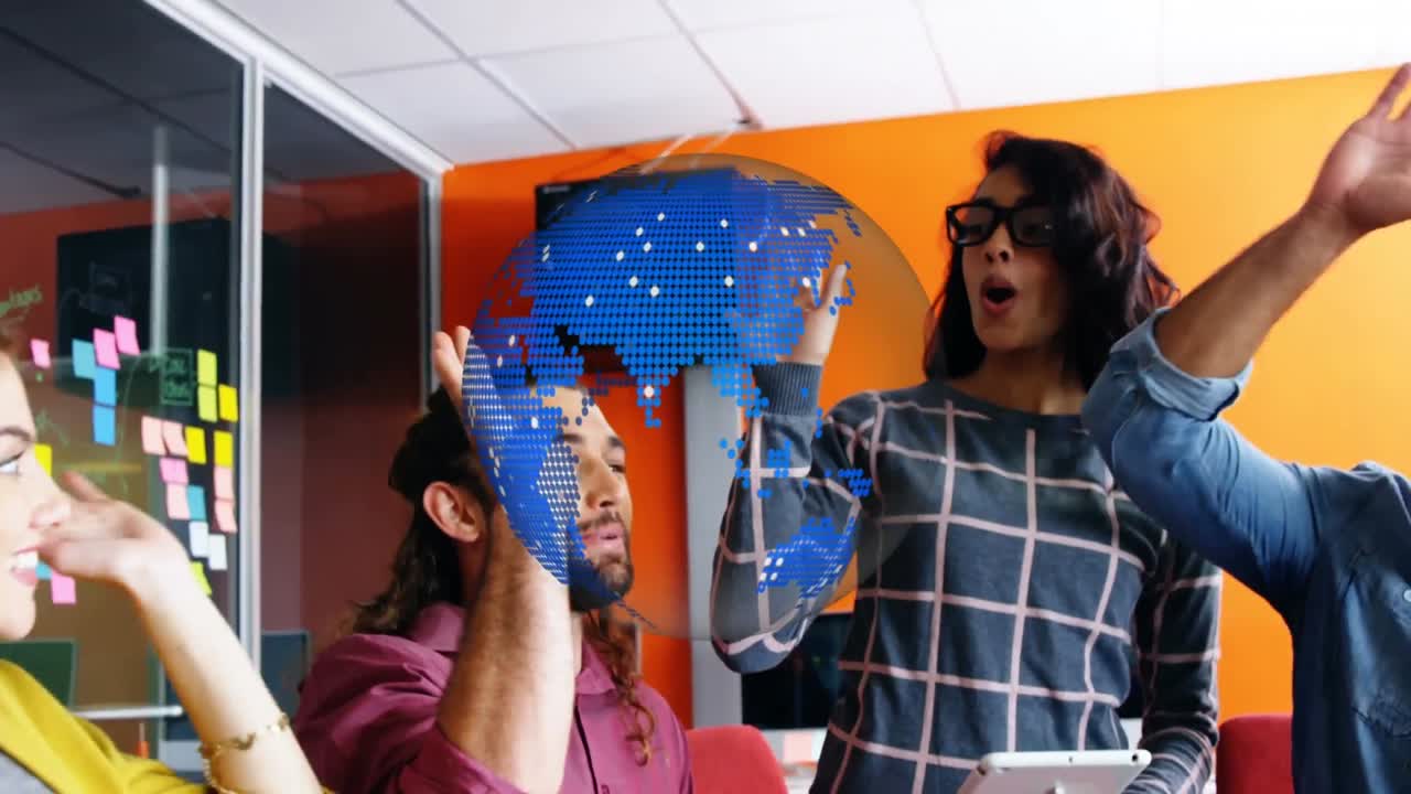 animación del globo sobre los colegas de trabajo high fiving en el fondo