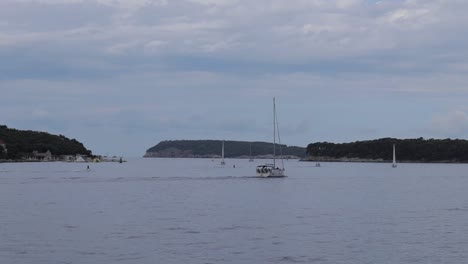 Boot-Segeln-In-Kroatien-Bei-Nebligem-Wetter