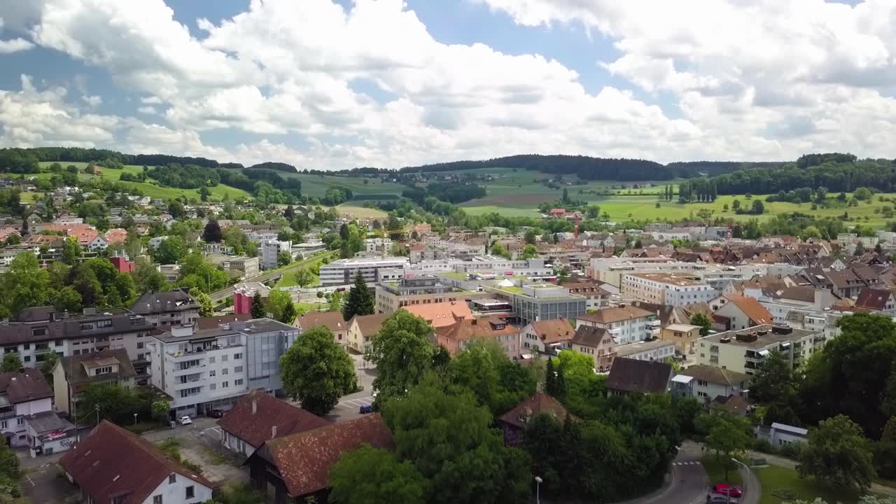 Rückwärtsflug über die schöne Stadt Bülach im Sommer