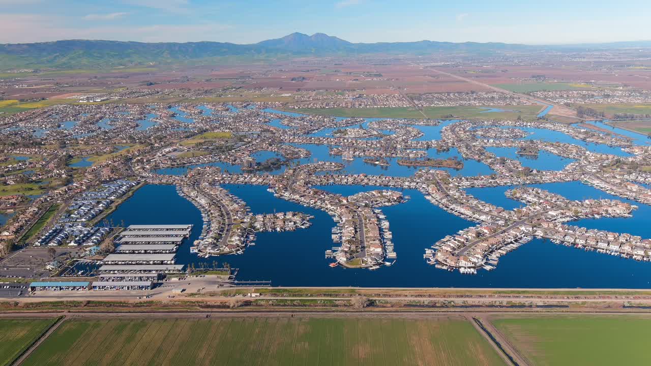 캘리포니아 주 샌프란시스코 동쪽의 디스커버리 베이에 있는 델타 맨션 단지 전체의 파노라마 뷰