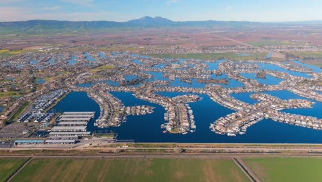 Vista-Panorámica-De-Todo-El-Complejo-De-Mansiones-Delta-En-Discovery-Bay-En-La-Bahía-Este-De-San-Francisco,-California