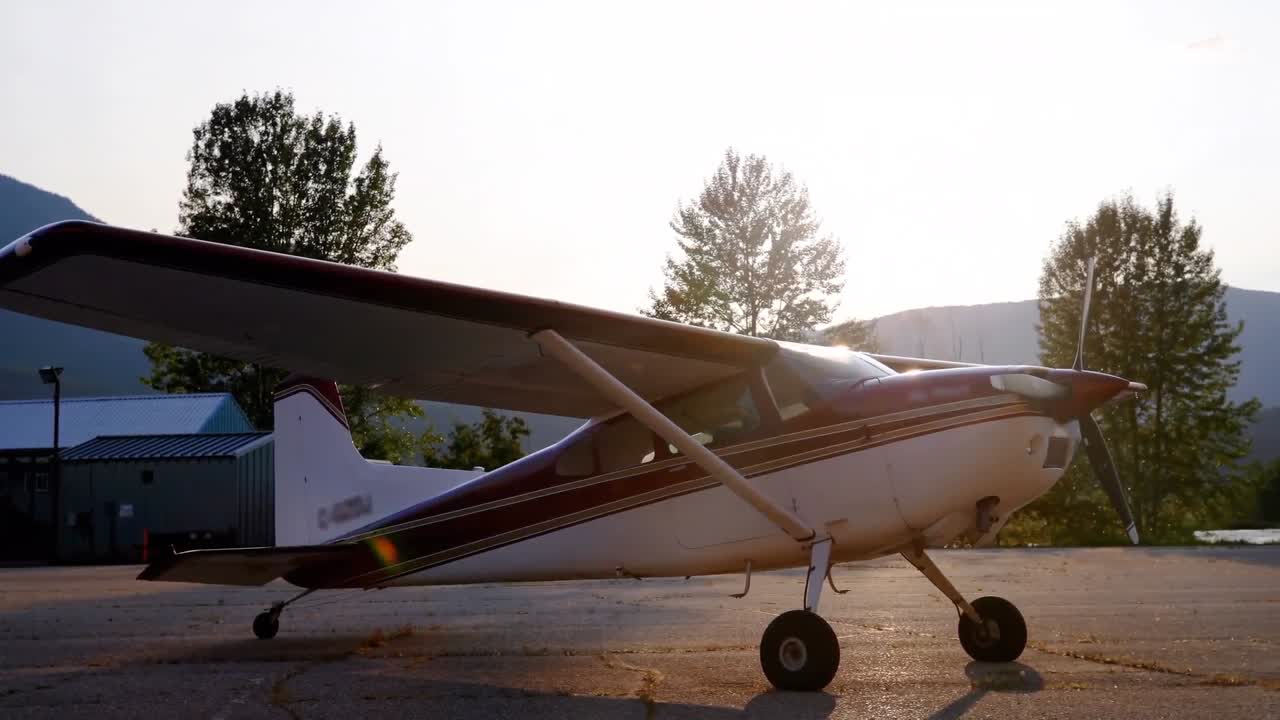 공항에서 비행기 위에 반이는 불빛의 애니메이션.