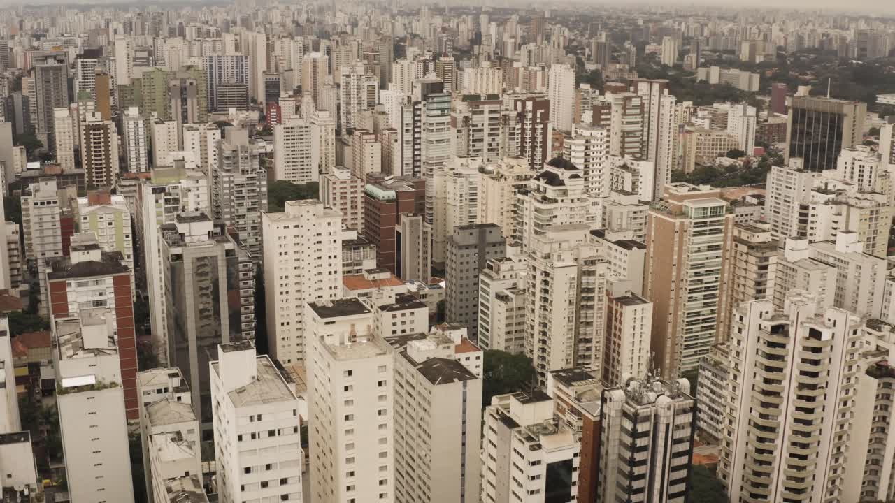 inclinación aérea hacia arriba: centro de la ciudad con muchos edificios de gran altura y torres en la ciudad de são paulo - vista del paisaje urbano desde arriba