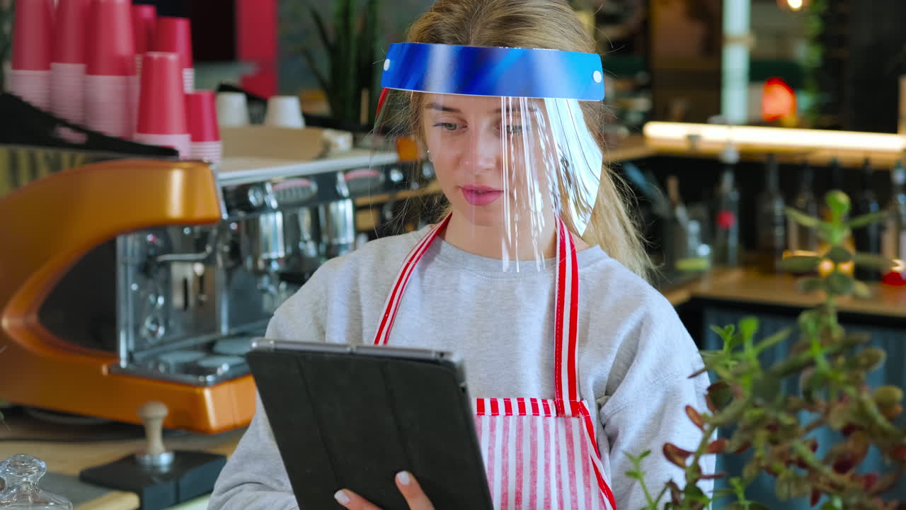 бариста использует планшет на прилавке