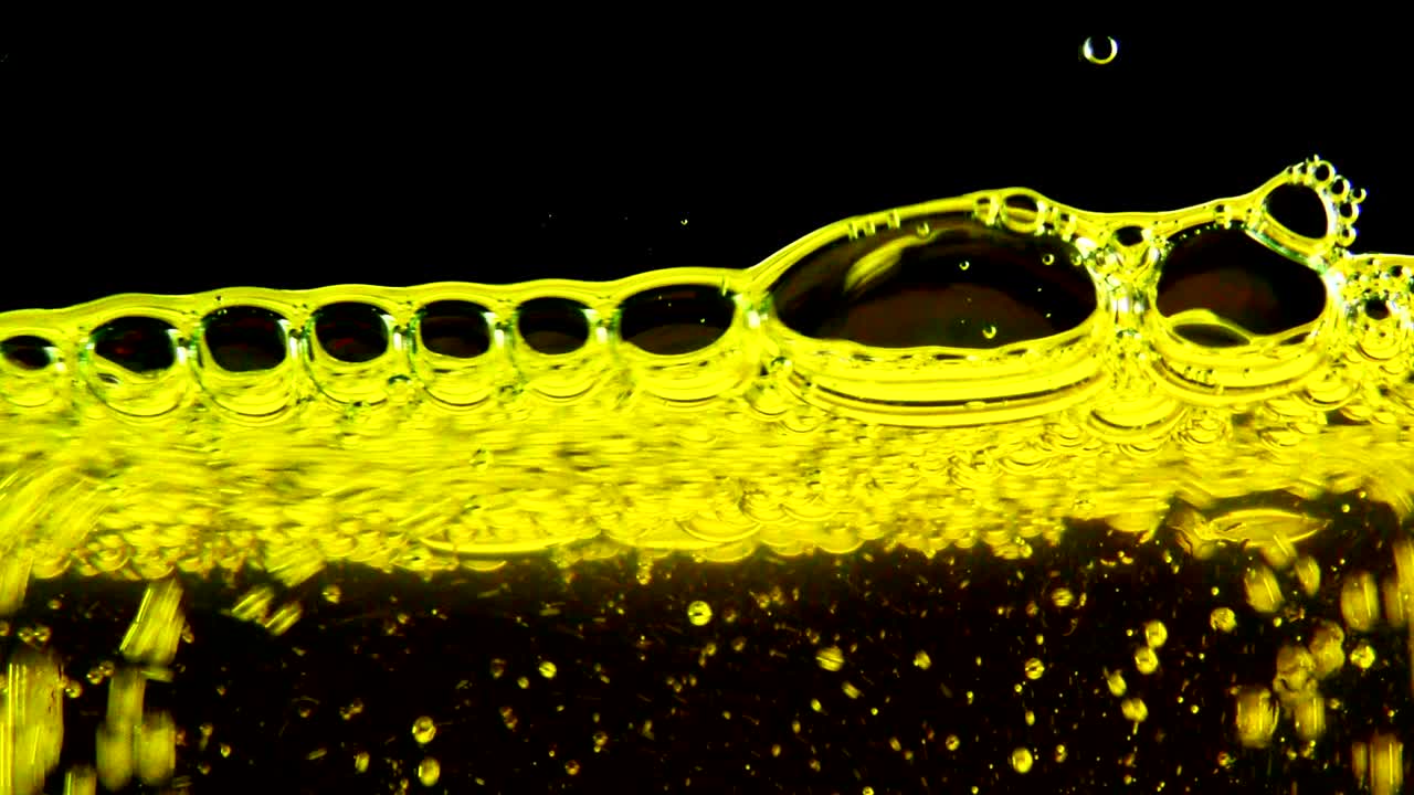 유리 배경 뒤에 있는 물 거품