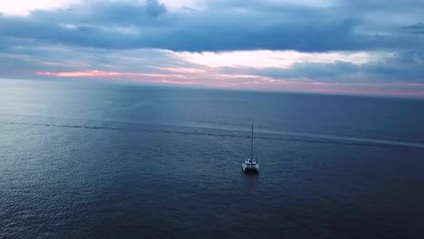 tomada de un avión no tripulado orbital de un velero cerca de la costa de los cabos en méxico