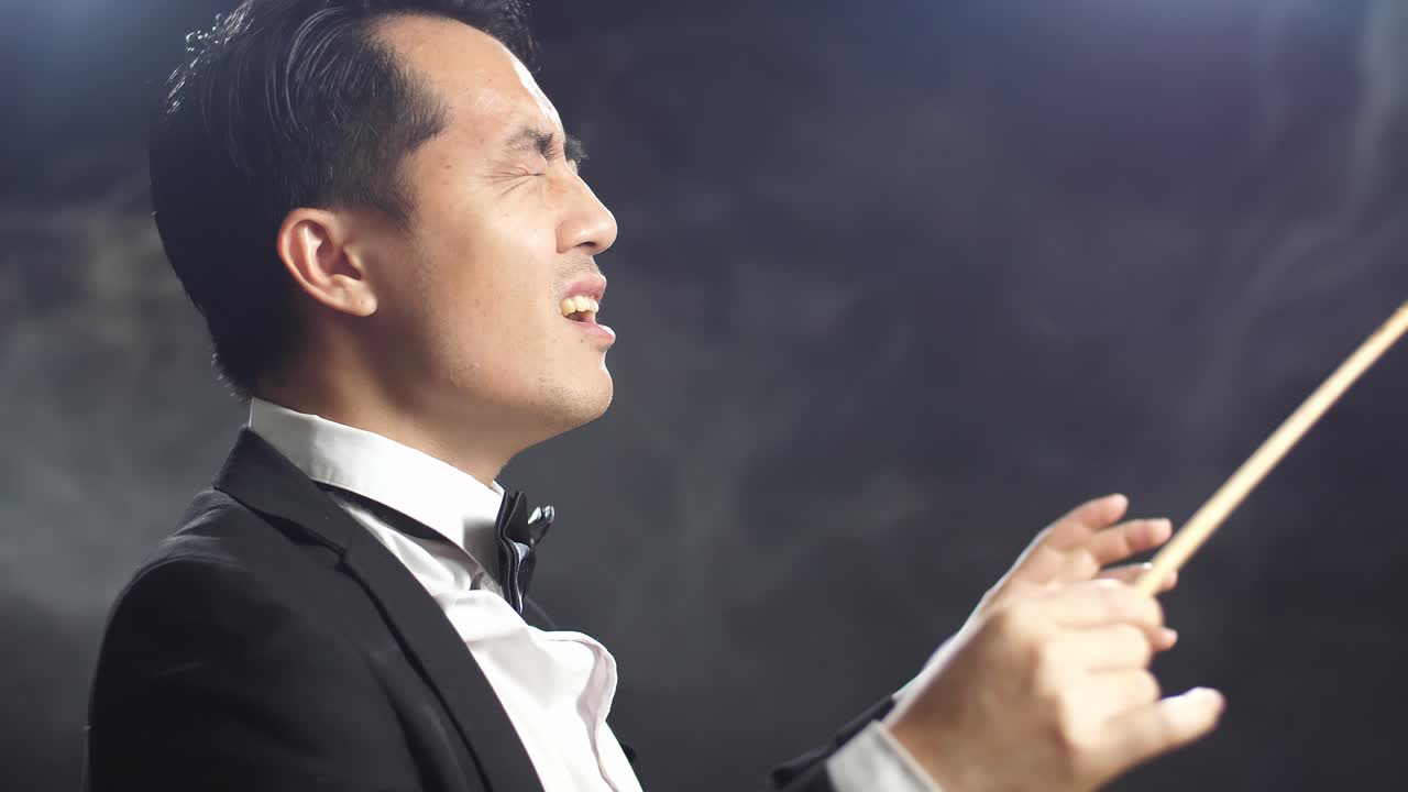 공연 중 오케스트라 지휘자