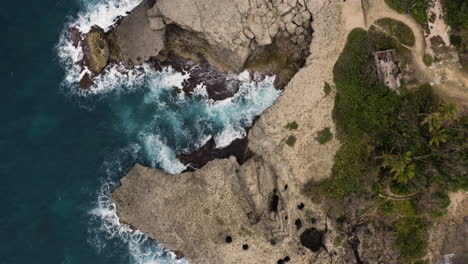 vista superior de las olas rompiendo contra rocas y acantilados cerca de la cueva del indio en las piedras, puerto rico