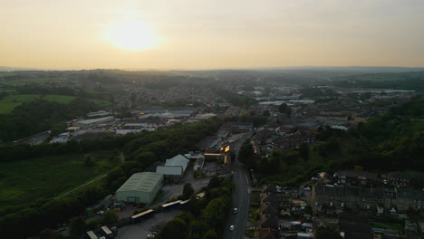 Explore-Heckmondwike,-Reino-Unido,-A-Través-De-Imágenes-De-Drones:-Industria,-Calles,-Casco-Antiguo-Y-El-Ambiente-De-Las-Noches-De-Verano-De-Yorkshire.