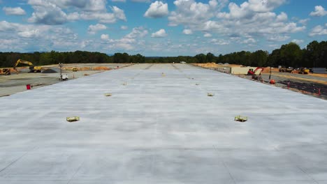 un dron que muestra concreto seco junto con una barrera de vapor donde se vierte el concreto